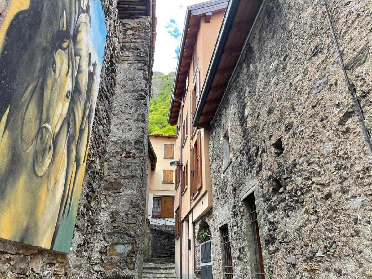 La Casa Di Pucci Nel Borgo Affrescato Di Parlasco Cortenova Kültér fotó